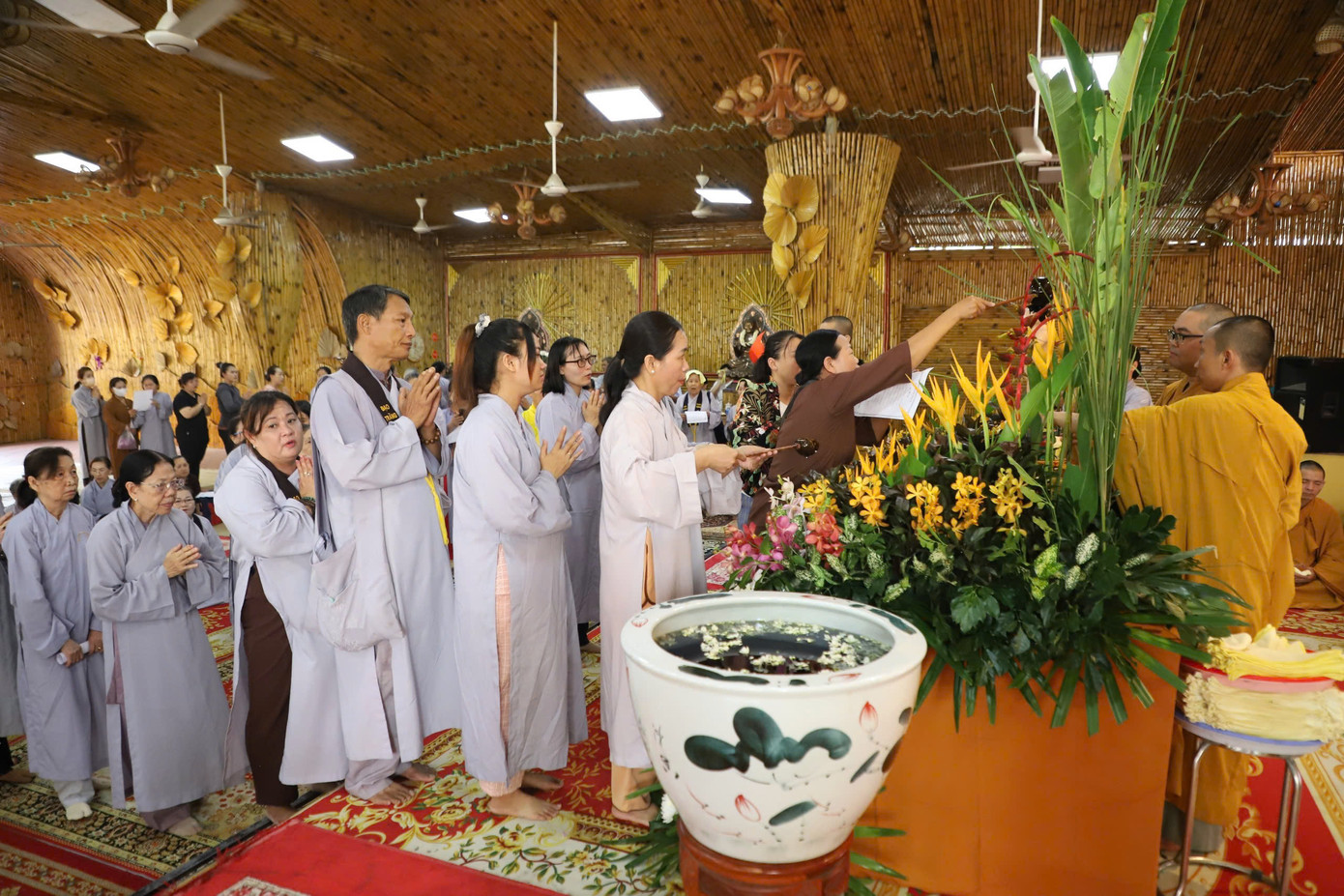 Thời gian này, các cơ sở tự viện trên khắp địa bàn TPHCM cũng tổ chức các thời khóa tụng kinh, lễ Mộc dục (tắm Phật) để người dân, Phật tử khắp nơi có thể thực hành các tín ngưỡng tôn giáo truyền thống và nguyện cầu những điều an lành, hạnh ngộ trong mùa lễ trọng của Phật giáo. Ảnh: Ngô Tùng