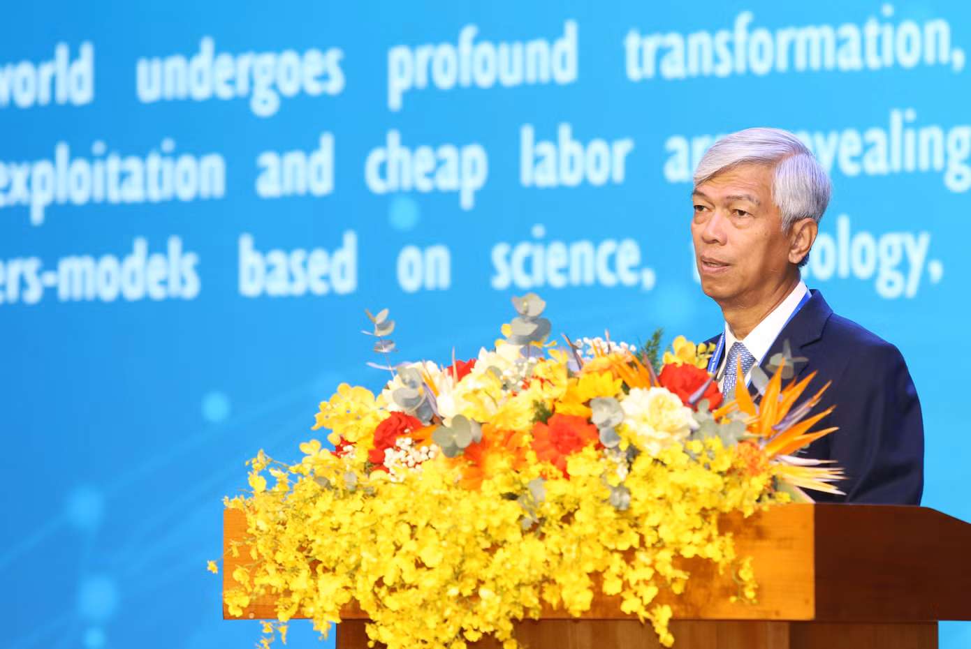 Phó Chủ tịch UBND TPHCM Võ Văn Hoan trao đổi tại hội nghị. Ảnh: Ngô Tùng