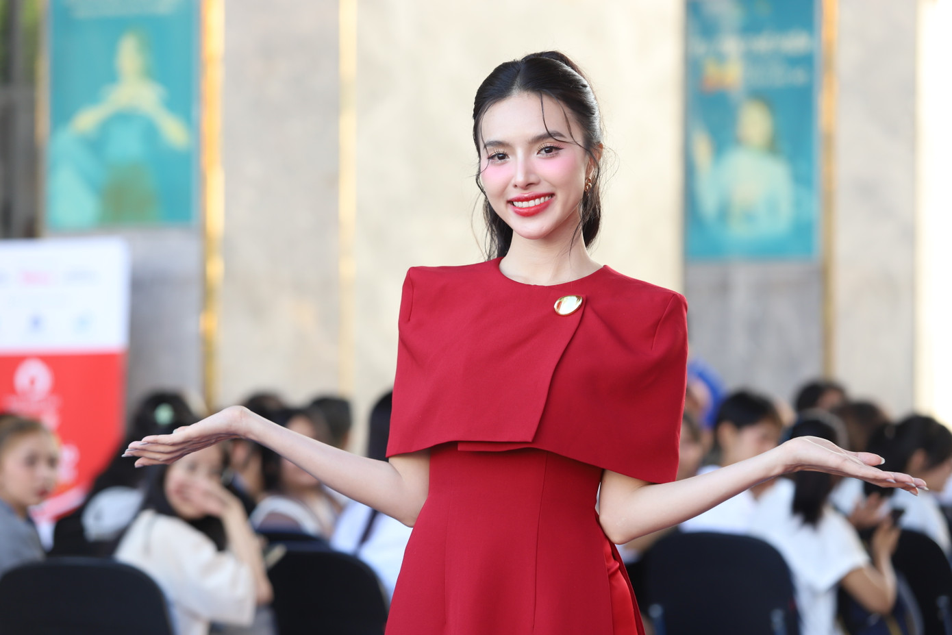 Á hậu Hạnh Nguyên khoe vẻ tươi trẻ, rạng ngời tại sự kiện. Chia sẻ trước đó với Tiền Phong, nàng hậu cho biết bản thân từng hiến máu và nhận thấy nhiều lợi ích, ý nghĩa của việc hiến máu. Cô mong được lan tỏa trải nghiệm của một người từng hiến máu, không chỉ giúp đỡ người bệnh mà còn góp phần chăm sóc sức khỏe cho bản thân. "Qua việc làm này, chúng ta ý thức tập luyện thể dục thể thao, nâng cao sức khỏe để có thể giúp đỡ, hỗ trợ mọi người khi cần thiết" - nàng hậu sinh năm 1997 nói.