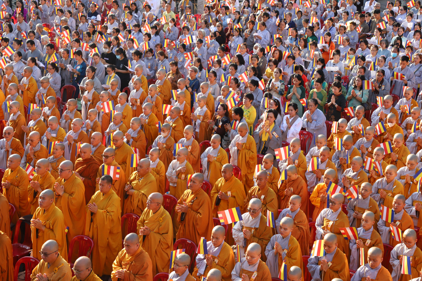 Hàng nghìn tăng ni, phật tử về Việt Nam Quốc tự (quận 10, TPHCM) dự đại lễ sáng 12/5. Hàng nghìn tăng ni, phật tử về Việt Nam Quốc tự (quận 10, TPHCM) dự đại lễ sáng 12/5.