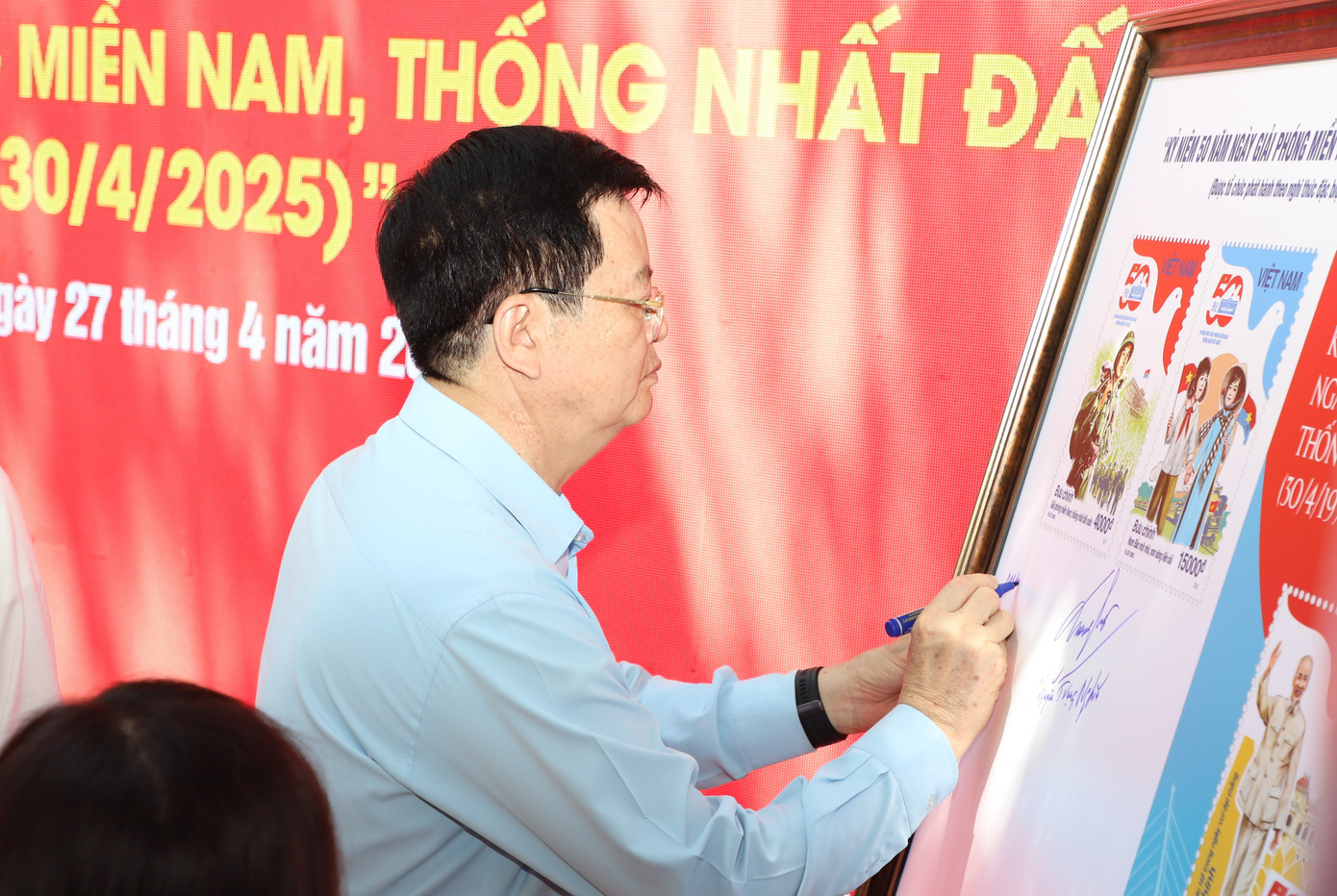 Phó Thủ tướng Mai Văn Chính ký lưu niệm.