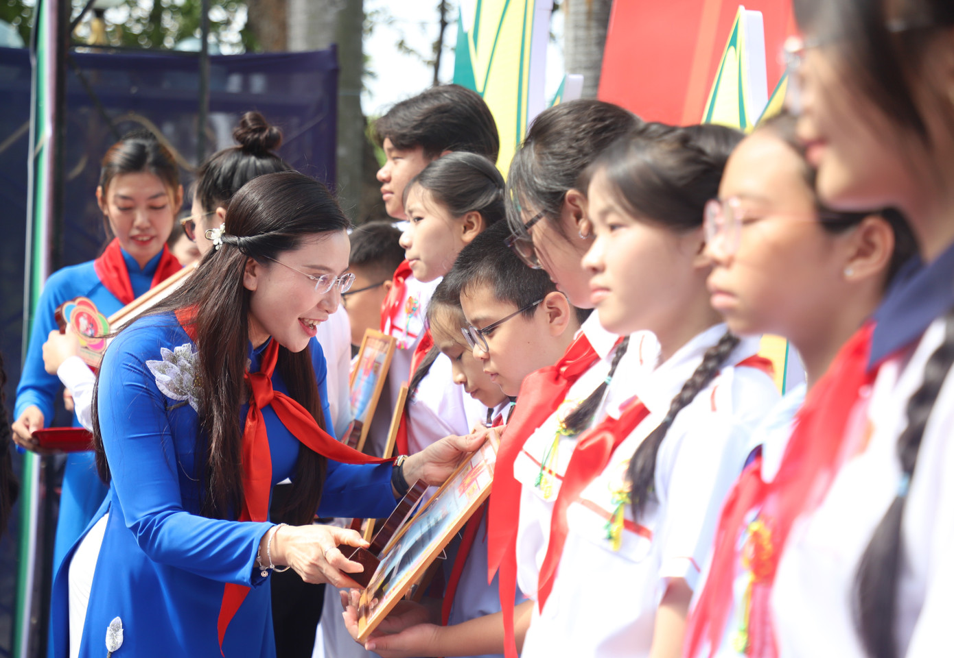 Chị Nguyễn Phạm Duy Trang tặng bằng khen và biểu trưng cho các em thiếu nhi tiêu biểu. Chị Nguyễn Phạm Duy Trang tặng bằng khen và biểu trưng cho các em thiếu nhi tiêu biểu.