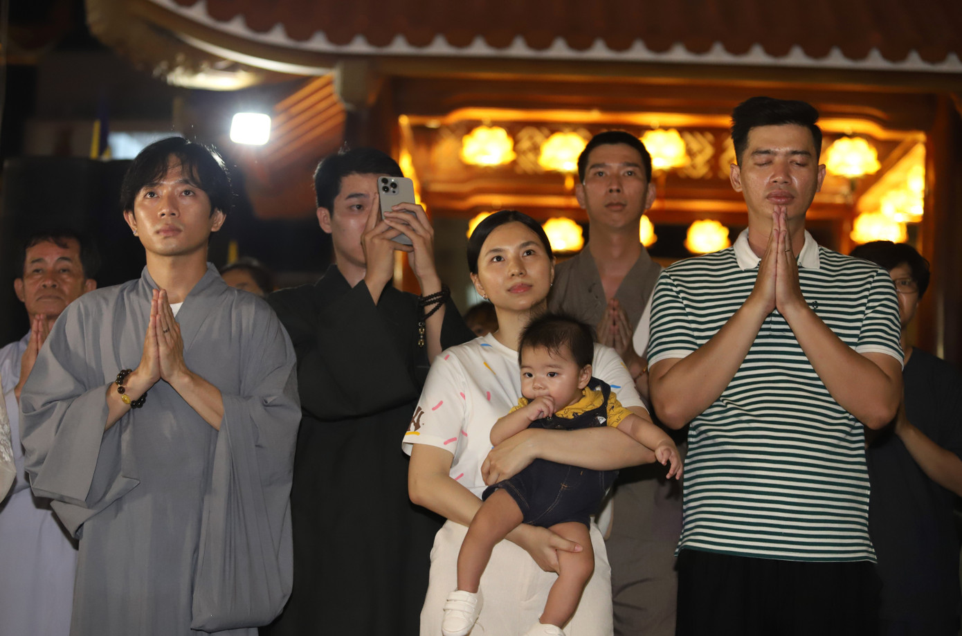 Hàng nghìn người có mặt bên ngoài và trong khuôn viên Việt Nam quốc tự đón chào đoàn cung rước tôn tượng đức Phật đản sinh, tối 5/5.