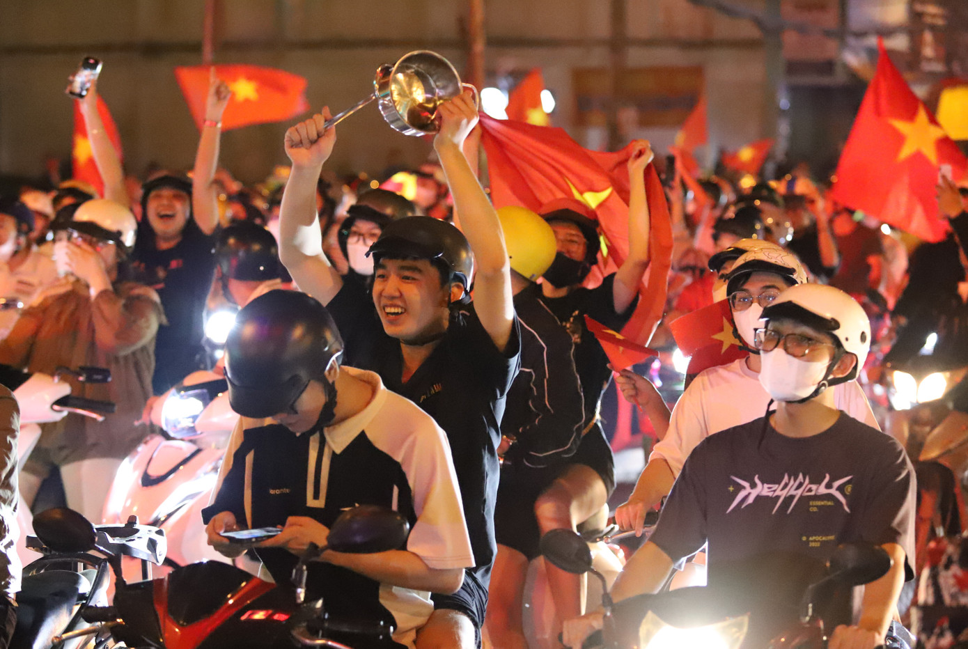 Không khí nồng nhiệt bùng nổ vào nửa đêm sau chiến thắng kịch tính của đội tuyển Việt Nam trước Thái Lan trên "chảo lửa" Rajamangala.