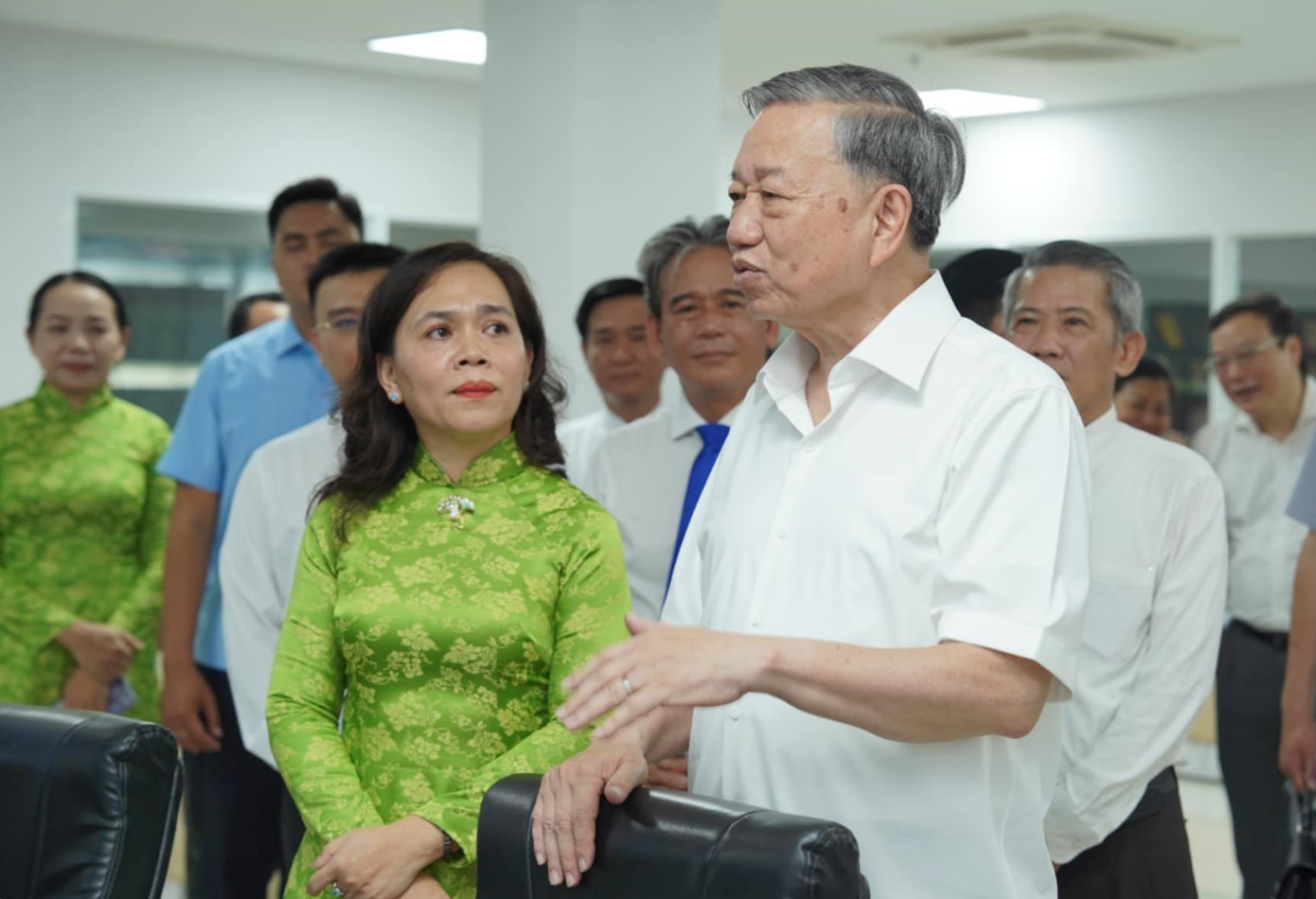 Tổng Bí thư Tô Lâm trao đổi cùng cán bộ lãnh đạo phường Xuân Hòa.