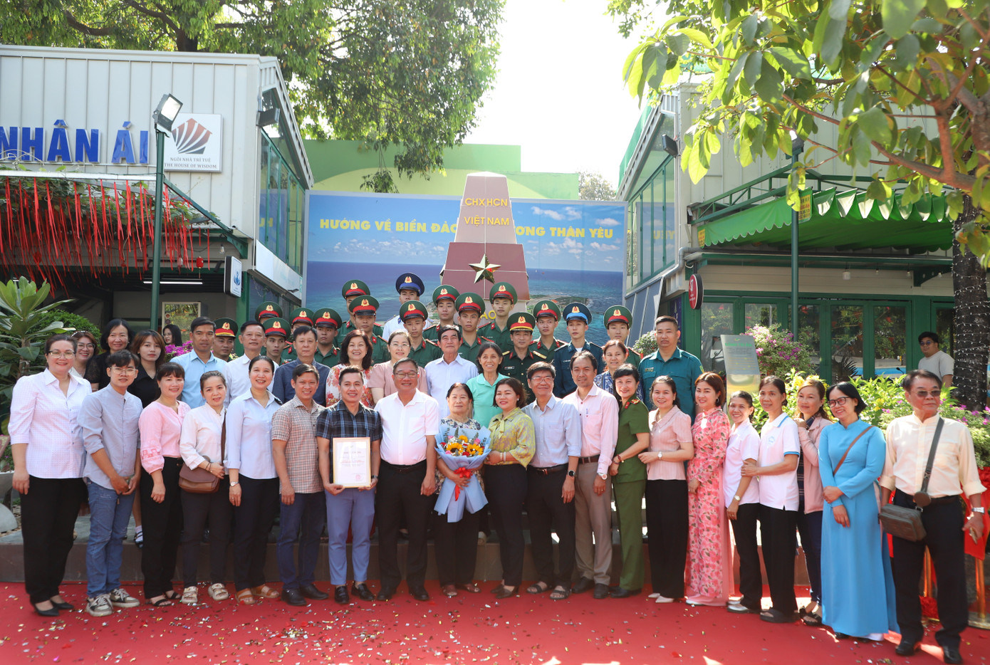 Các đại biểu, bạn trẻ chụp ảnh lưu niệm bên biểu tượng cột mốc chủ quyền đảo Trường Sa. Đảo Trường Sa (hay còn gọi là đảo Trường Sa Lớn) thuộc quần đảo Trường Sa, tỉnh Khánh Hòa.