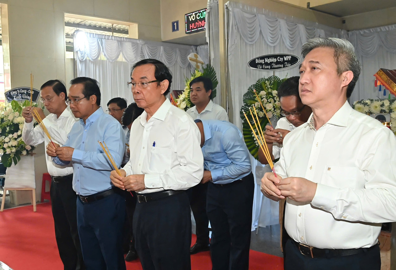 Bí thư Thành ủy TPHCM Nguyễn Văn Nên cùng các lãnh đạo TPHCM thắp hương kính viếng các nạn nhân. Ảnh: Việt Dũng