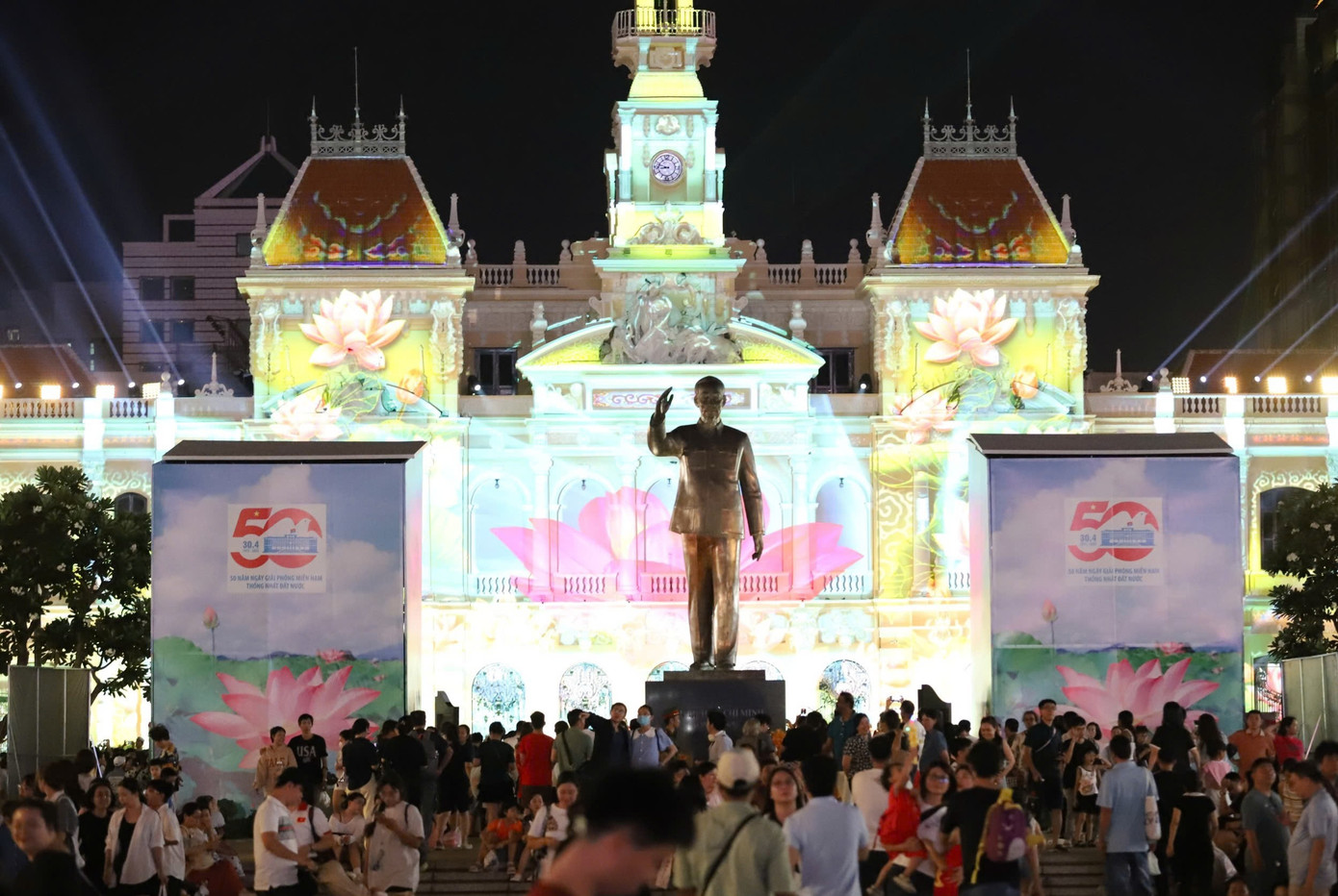 UBND TPHCM tổ chức hoạt động biểu diễn nghệ thuật và chiếu sáng 3D tại khu vực trung tâm thành phố trong dịp lễ 30/4. Ảnh: Ngô Tùng UBND TPHCM tổ chức hoạt động biểu diễn nghệ thuật và chiếu sáng 3D tại khu vực trung tâm thành phố trong dịp lễ 30/4. Ảnh: Ngô Tùng