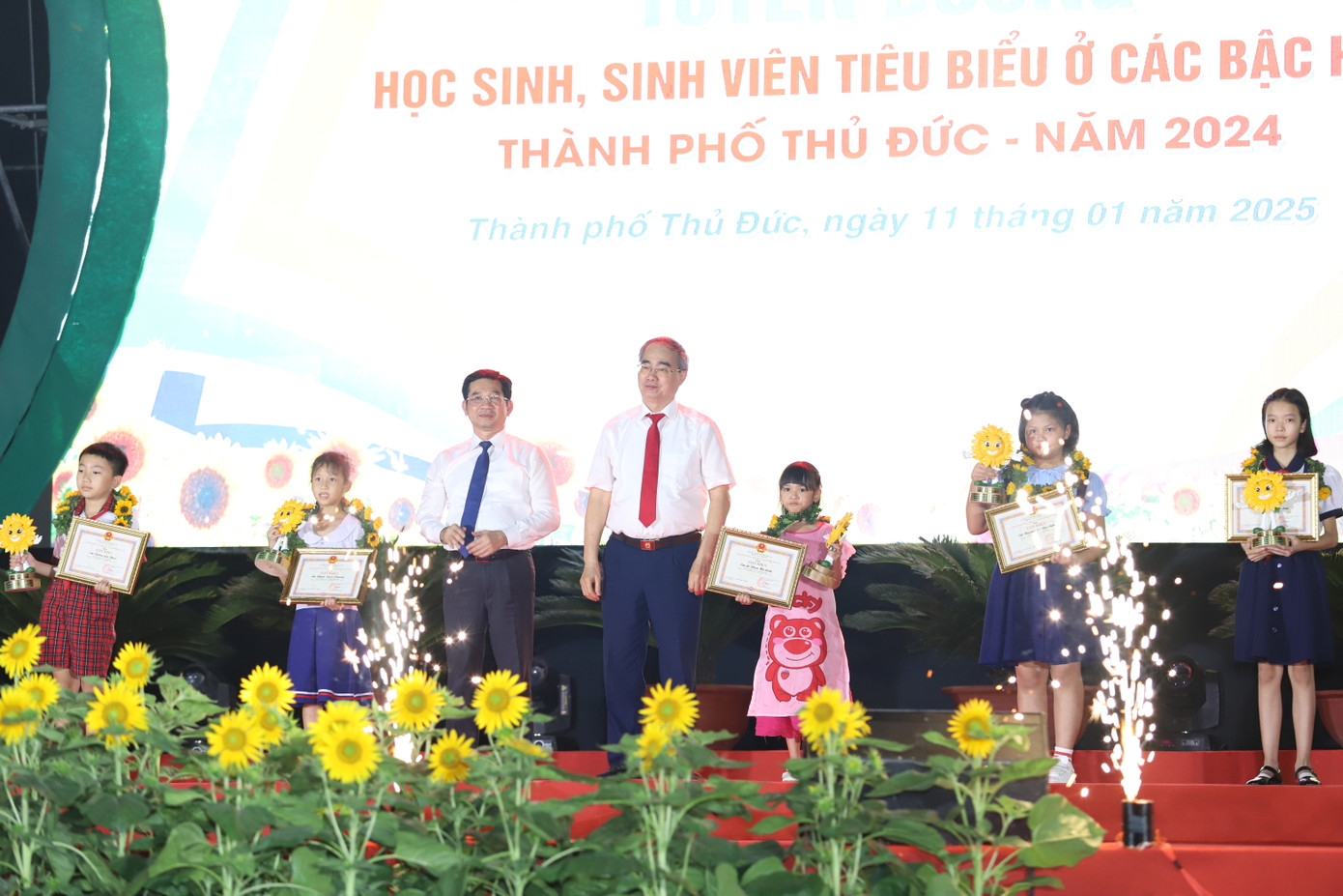 Cùng với đó, TP. Thủ Đức cũng tuyên dương 14 học sinh, sinh viên tiêu biểu ở các bậc học. Ảnh: Ngô Tùng