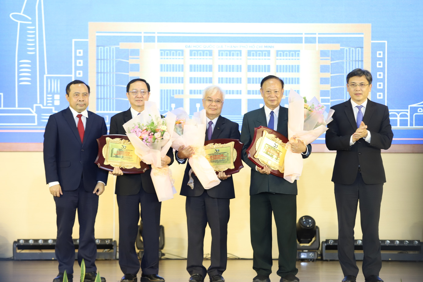Lãnh đạo ĐHQG TPHCM trao kỷ niệm chương ghi nhận sự đóng góp tiêu biểu của các nguyên lãnh đạo ĐHQG TPHCM. Ảnh: Ngô Tùng. Lãnh đạo ĐHQG TPHCM trao kỷ niệm chương ghi nhận sự đóng góp tiêu biểu của các nguyên lãnh đạo ĐHQG TPHCM. Ảnh: Ngô Tùng.