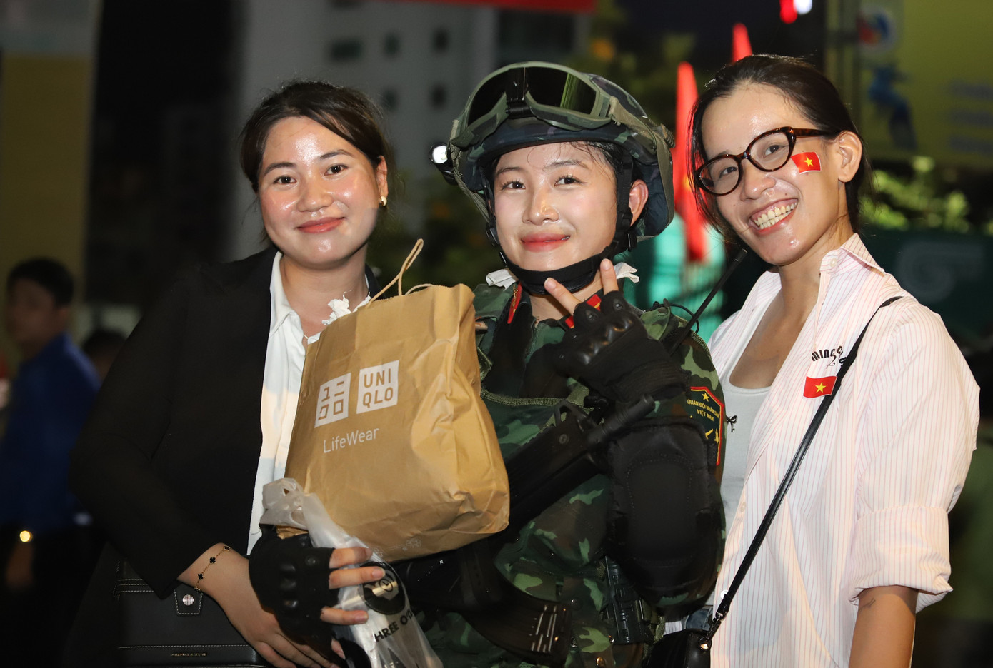 Hòa trong dòng người đi xem buổi sơ duyệt, bạn Vân Anh (ngụ TP.Thủ Đức) đã mang theo phần quà và gửi tặng đến một người bạn thuộc khối Nữ chiến sĩ biệt động Sài Gòn ngay khi các đoàn kết thúc diễu binh, diễu hành và về tập kết tại Sân vận động Hoa Lư. &quot;Mong bạn có nhiều sức khỏe để chuẩn bị cho những ngày lễ sắp tới&quot;, Vân Anh chia sẻ.