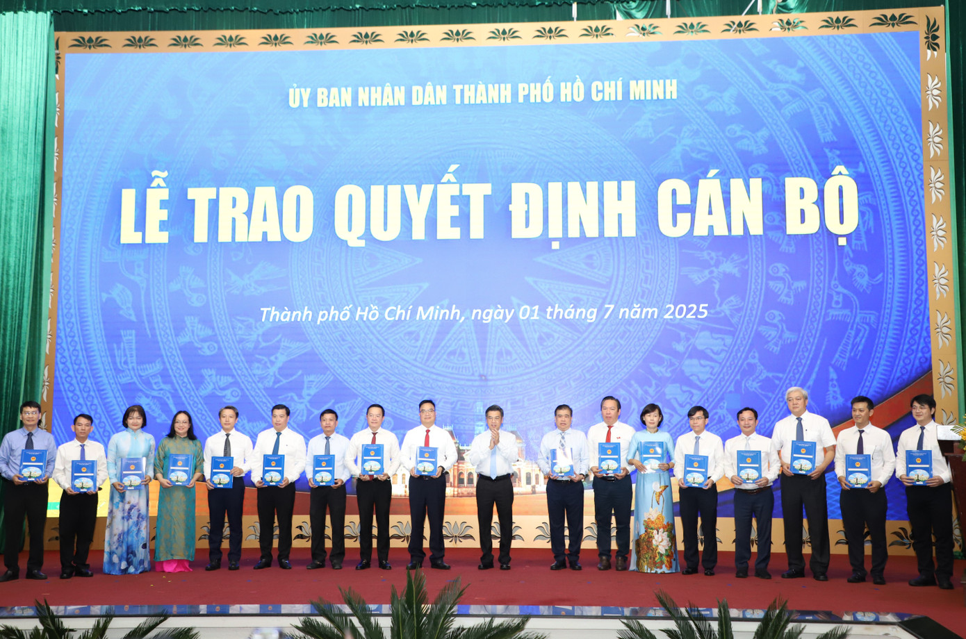 Phó Chủ tịch UBND TPHCM Nguyễn Văn Dũng trao quyết định cho các Phó Giám đốc Sở Tài chính.