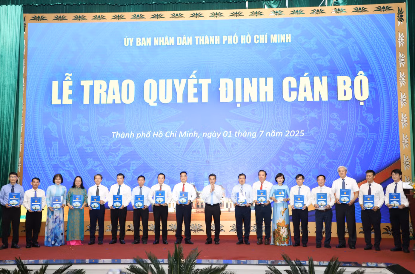 Phó Chủ tịch UBND TPHCM Nguyễn Văn Dũng trao quyết định cho các Phó Giám đốc Sở Tài chính. Phó Chủ tịch UBND TPHCM Nguyễn Văn Dũng trao quyết định cho các Phó Giám đốc Sở Tài chính.