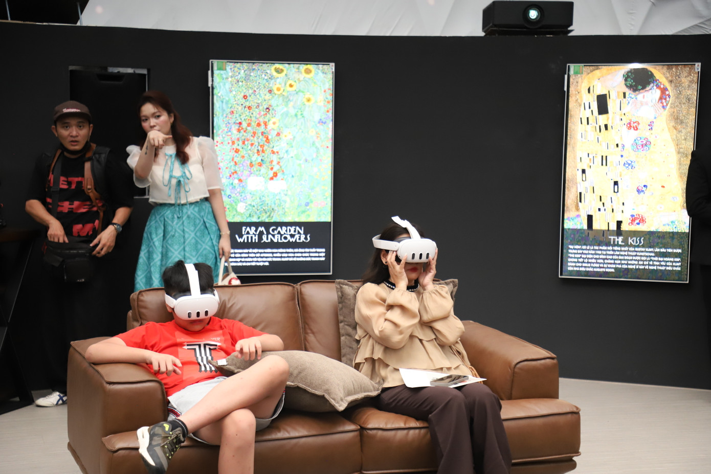 Người dân có dịp trải nghiệm trình diễn nghệ thuật bằng nhiều giác quan. Người dân có dịp trải nghiệm trình diễn nghệ thuật bằng nhiều giác quan.