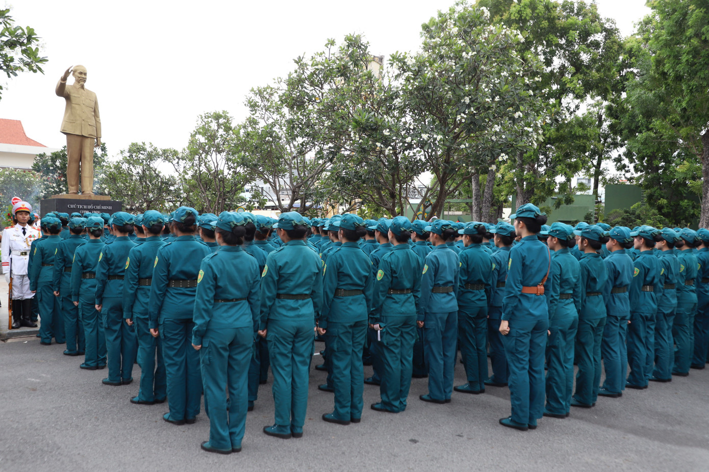 Trước buổi lễ xuất quân, Đảng ủy, Bộ Tư lệnh TPHCM cùng các chiến sĩ dân quân đã tiến hành dâng hoa, dâng hương tưởng niệm Chủ tịch Hồ Chí Minh. Ảnh: Ngô Tùng