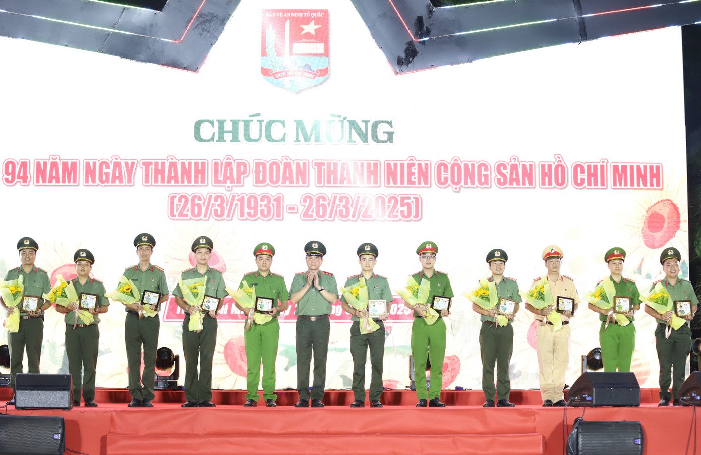 Dịp này, nhân kỷ niệm 94 năm Ngày thành lập Đoàn TNCS Hồ Chí Minh, lãnh đạo CATP cũng chúc mừng, cám ơn cơ quan Trung ương Đoàn, Thành Đoàn TPHCM và các đơn vị Đoàn kết nghĩa cùng đội ngũ cán bộ Đoàn trong lực lượng CATP. Dịp này, nhân kỷ niệm 94 năm Ngày thành lập Đoàn TNCS Hồ Chí Minh, lãnh đạo CATP cũng chúc mừng, cám ơn cơ quan Trung ương Đoàn, Thành Đoàn TPHCM và các đơn vị Đoàn kết nghĩa cùng đội ngũ cán bộ Đoàn trong lực lượng CATP.