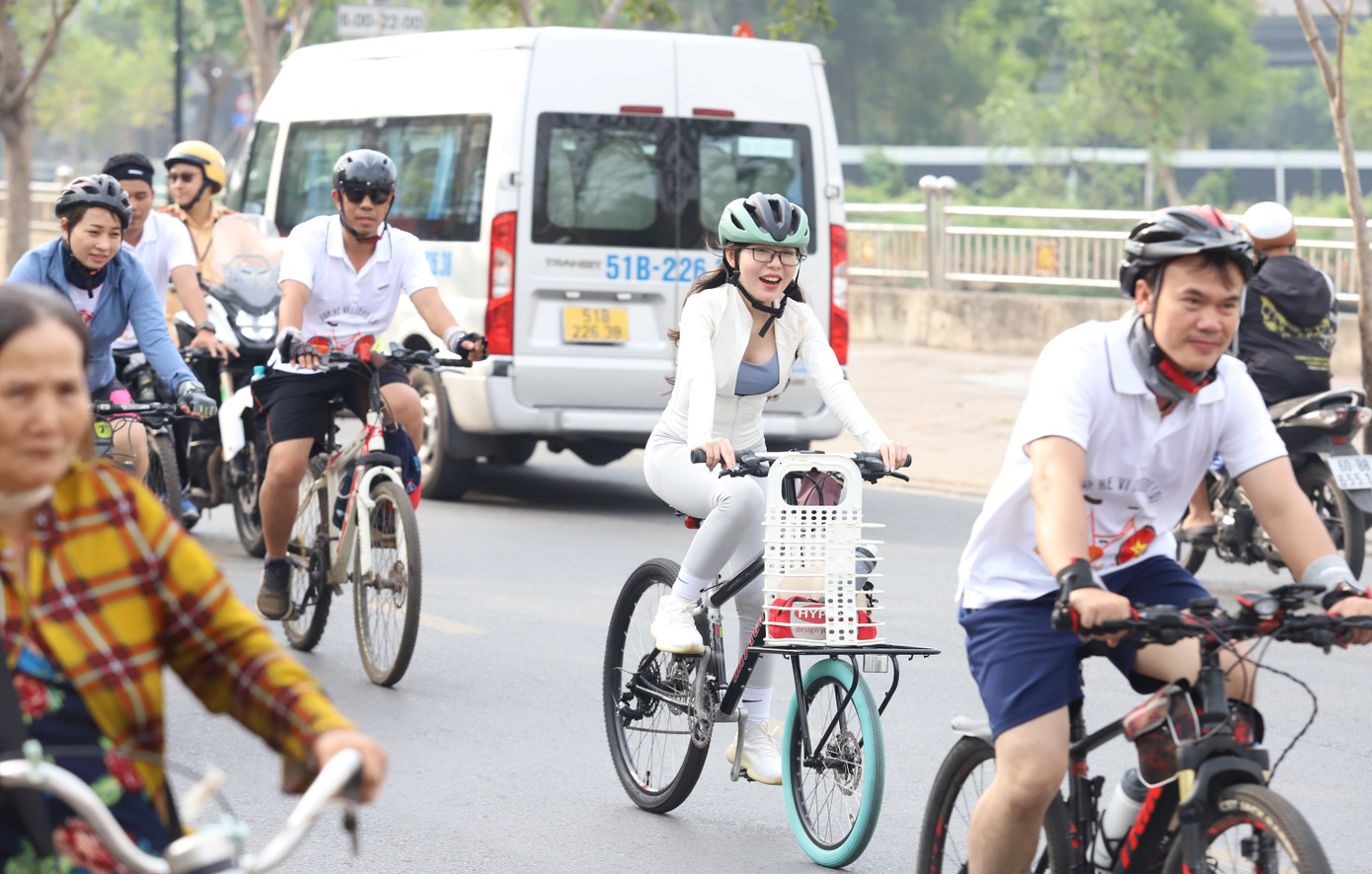 Tham gia xuyên suốt hành trình, chị Lê Diệu Hồng (ngụ TP Thủ Đức) nói bản thân có được trải nghiệm rất đáng nhớ khi cùng cộng đồng tham gia đạp xe, thể hiện tinh thần yêu thể thao, lan tỏa năng lượng tích cực, mặc cho thành phố đông xe hay giữa trời nắng. Mọi người cũng phấn khích khi có cơ hội giao lưu với các bạn trẻ Hà Lan. “Trong lúc đạp xe, mình và bạn ấy cũng chia sẻ nhiều thông tin, giúp mình hiểu hơn về hành trình của hai bạn” - Diệu Hồng chia sẻ.