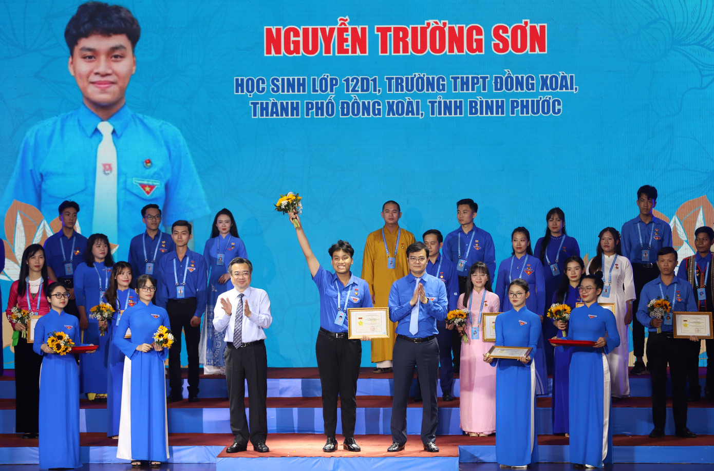 Phó Bí thư Thường trực Thành ủy TPHCM Nguyễn Thanh Nghị và Bí thư thứ nhất T.Ư Đoàn Bùi Quang Huy tuyên dương, khen thưởng các em học sinh tiêu biểu dự Đại hội Thanh niên tiên tiến làm theo lời Bác.