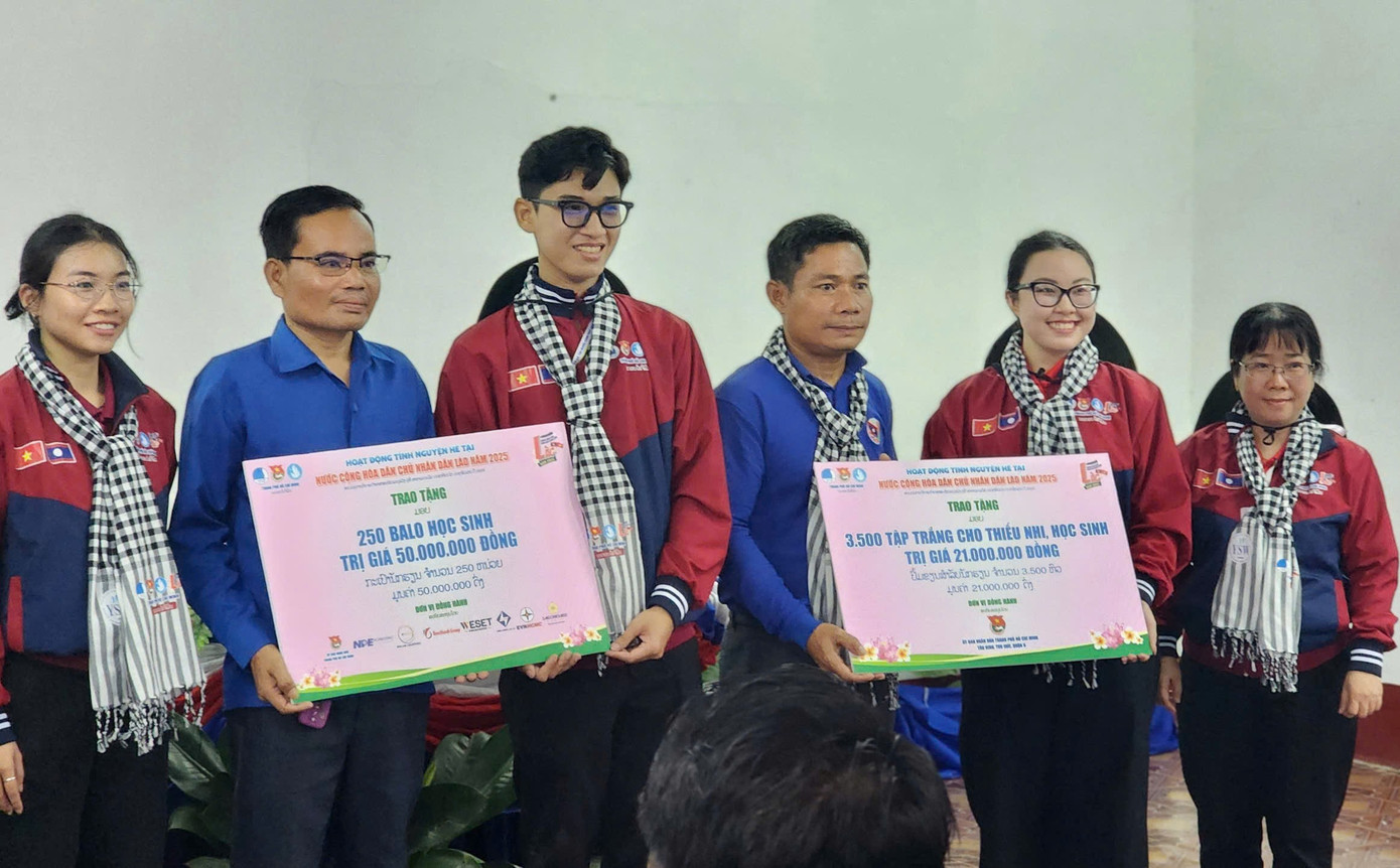 Thanh Thủy cùng đồng đội mang đến những món quà gieo thêm niềm vui cho các em học sinh Lào. Thanh Thủy cùng đồng đội mang đến những món quà gieo thêm niềm vui cho các em học sinh Lào.