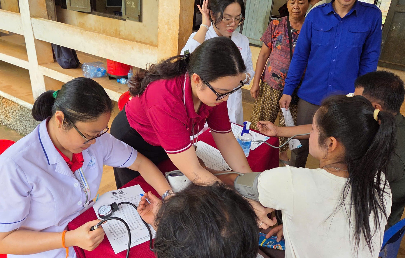 Cô bạn hăng hái góp sức trẻ trong các hoạt động tình nguyện hè tại nước bạn Lào. Cô bạn hăng hái góp sức trẻ trong các hoạt động tình nguyện hè tại nước bạn Lào.