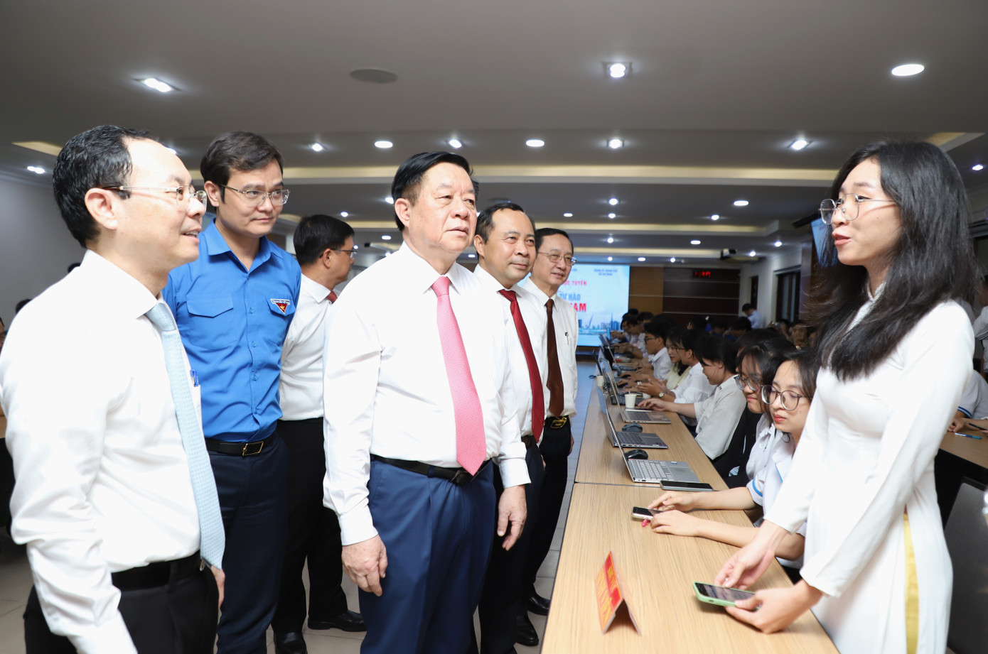 Các vị lãnh đạo Đảng, Nhà nước, Trung ương Đoàn thăm hỏi bạn trẻ về sự chuẩn bị cũng như cảm nhận về cuộc thi.