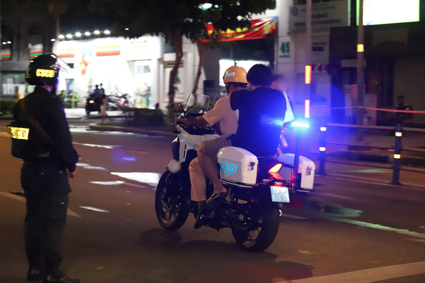 Trong thời gian làm nhiệm vụ của buổi sơ duyệt diễu binh, diễu hành cấp Nhà nước tối 26/4 tại giao lộ Đinh Tiên Hoàng - Nguyễn Thị Minh Khai (quận 1), một cán bộ thuộc Đội CSGT Rạch Chiếc đã dùng mô tô đặc chủng đưa em bé cùng người thân vào Bệnh viện Nhi đồng 2 để cấp cứu, khi các tuyến đường trung tâm thành phố đang tạm chốt chặn để phục vụ sự kiện.