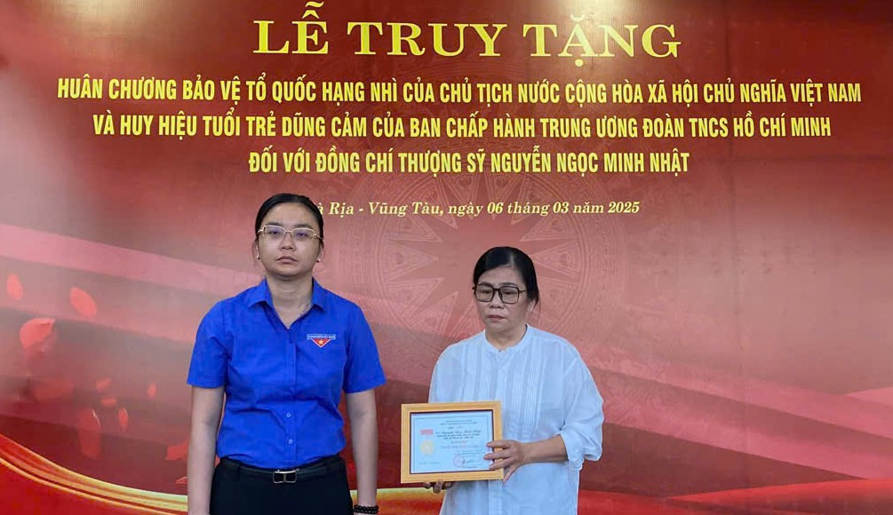 Chị Hồ Thị Ánh Tuyết, Bí thư Tỉnh Đoàn Bà Rịa - Vũng Tàu trao Huy hiệu Tuổi trẻ dũng cảm truy tặng cho đại diện gia đình thượng sỹ Nguyễn Ngọc Minh Nhật.