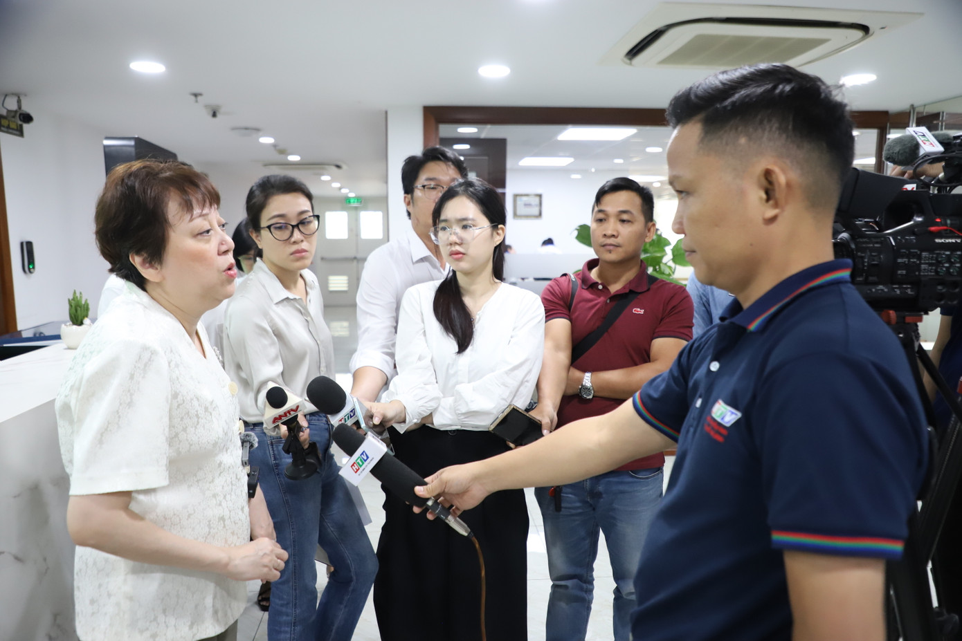 Bà Phạm Khánh Phong Lan trao đổi với báo chí xung quanh công tác đảm bảo an toàn vệ sinh thực phẩm. Ảnh: Ngô Tùng