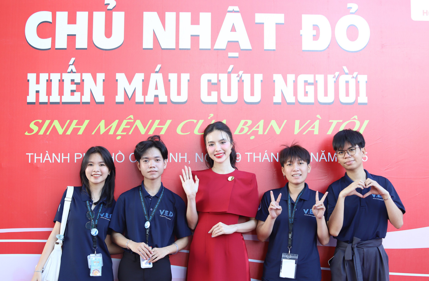 Á hậu Hạnh Nguyên nhanh chóng hòa trong bầu không khí sôi động, hào hứng cùng các bạn sinh viên.