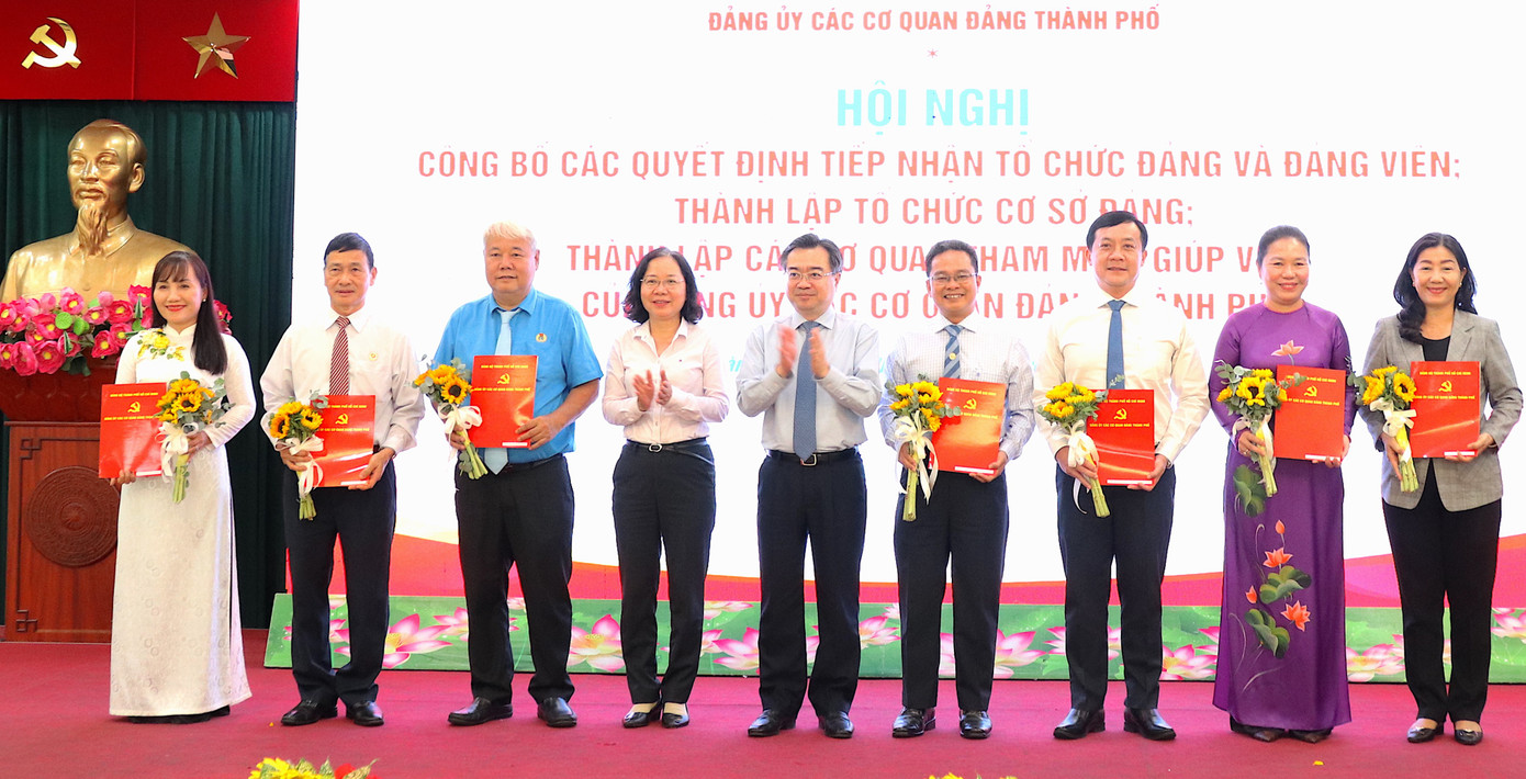Phó Bí thư Thường trực Thành ủy TPHCM Nguyễn Thanh Nghị (giữa) trao quyết định cho các đơn vị. Ảnh: SGGP Phó Bí thư Thường trực Thành ủy TPHCM Nguyễn Thanh Nghị (giữa) trao quyết định cho các đơn vị. Ảnh: SGGP