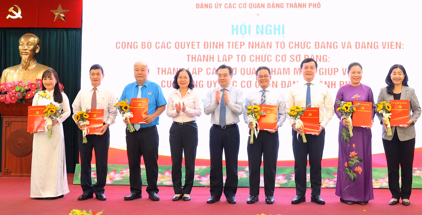 Phó Bí thư Thường trực Thành ủy TPHCM Nguyễn Thanh Nghị (giữa) trao quyết định cho các đơn vị. Ảnh: SGGP