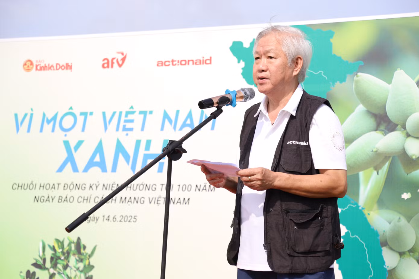 Nhà báo Tạ Việt Anh chia sẻ tại chương trình. Ảnh: Ngô Tùng