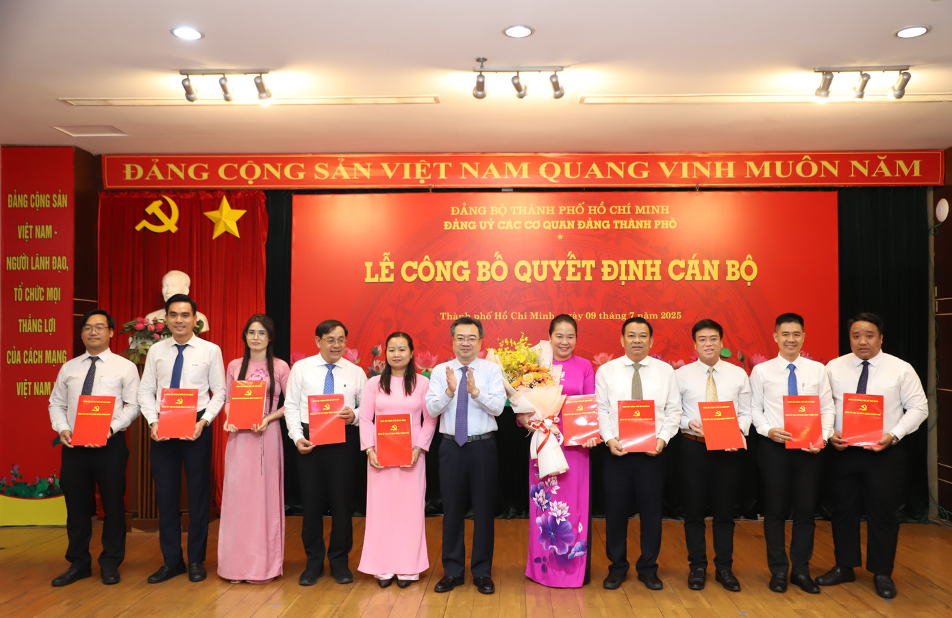 Ông Nguyễn Thanh Nghị (giữa) trao quyết định cho các cá nhân. Ảnh: Ngô Tùng