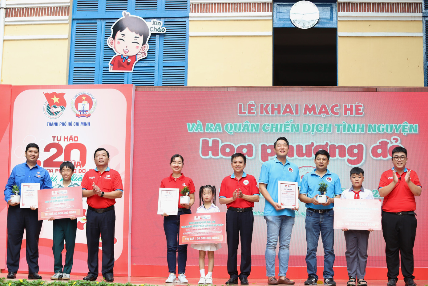 Các cơ quan, đơn vị trao tặng nguồn lực thực hiện Chiến dịch Hoa phượng đỏ. Các cơ quan, đơn vị trao tặng nguồn lực thực hiện Chiến dịch Hoa phượng đỏ.