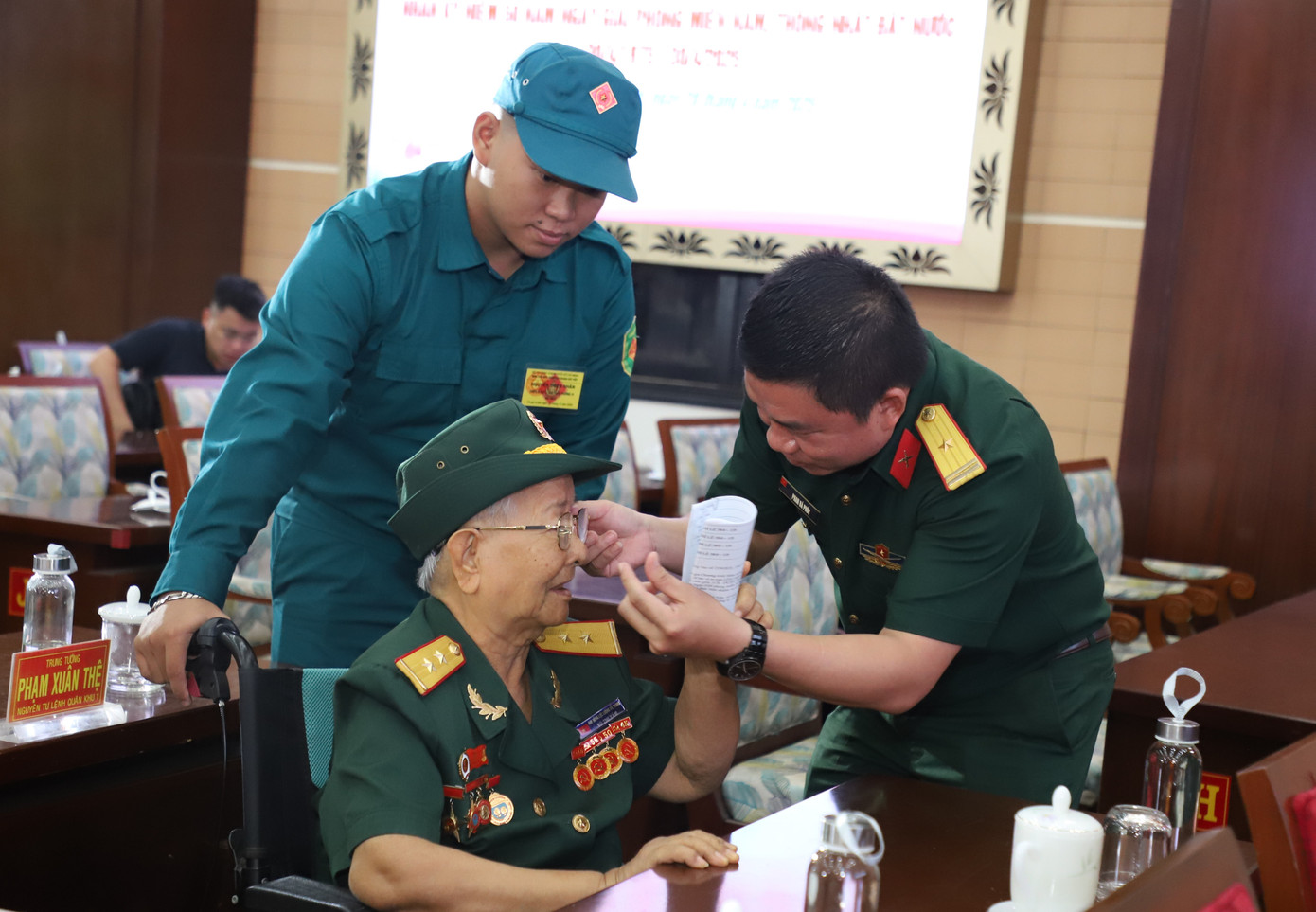 Nhân dịp kỷ niệm 50 năm Ngày Giải phóng miền Nam, thống nhất đất nước, lãnh đạo Đảng, Nhà nước và TPHCM, các địa phương cũng tổ chức nhiều đoàn đến thăm hỏi, tri ân những Anh hùng Lực lượng vũ trang, các cựu chiến binh từng tham gia Chiến dịch Hồ Chí Minh, người có công với nước, thể hiện truyền thống, đạo lý tốt đẹp ngàn đời của dân tộc.