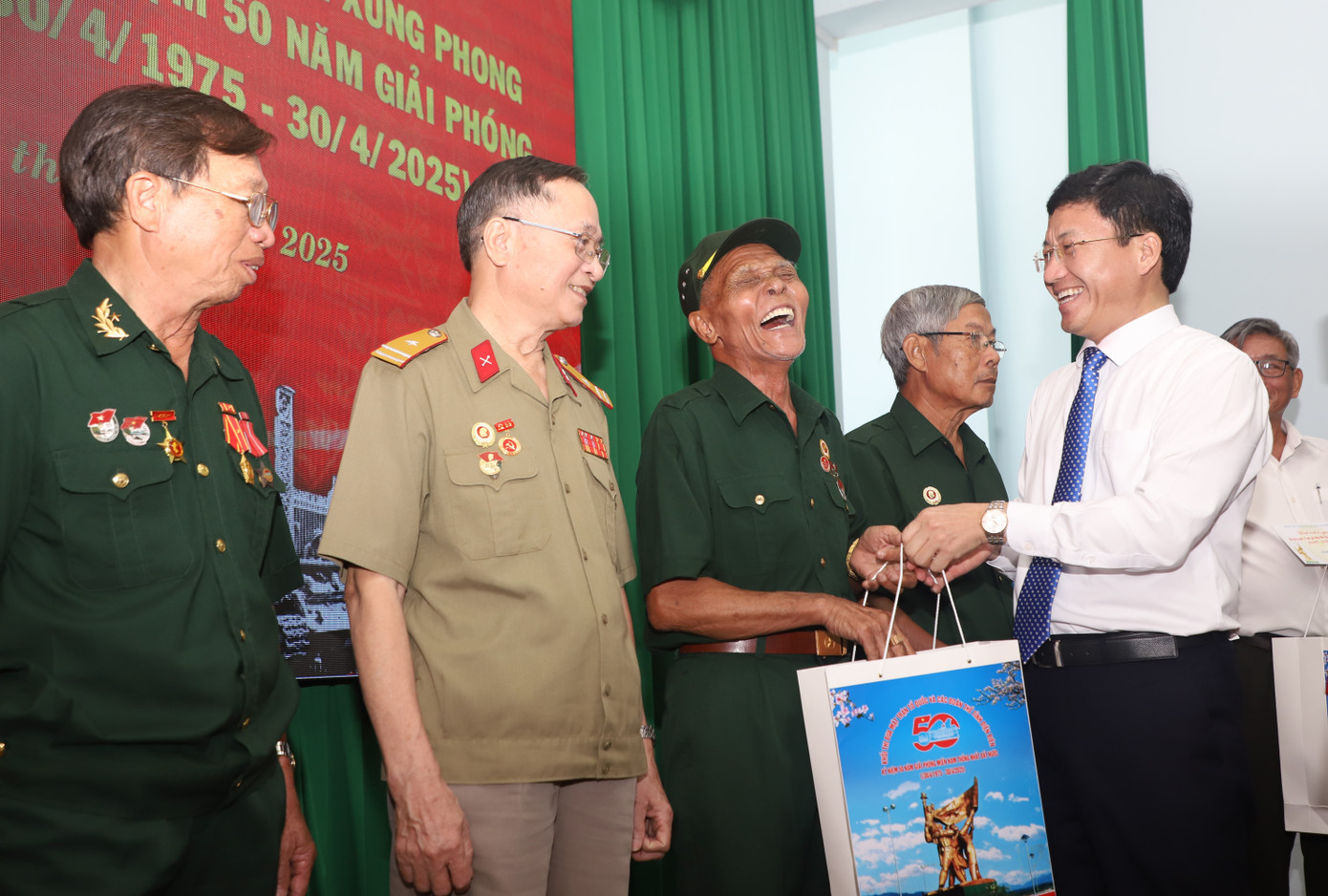 Ông Mùa A Vảng tặng quà tri ân các cựu chiến binh tham gia Chiến dịch Hồ Chí Minh 50 năm trước. Ảnh: Ngô Tùng. Ông Mùa A Vảng tặng quà tri ân các cựu chiến binh tham gia Chiến dịch Hồ Chí Minh 50 năm trước. Ảnh: Ngô Tùng.