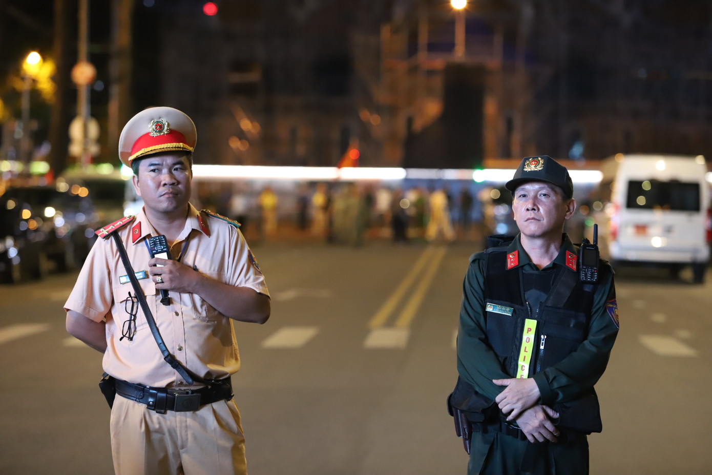 Cùng với thực hiện nhiệm vụ, các cán bộ, chiến sĩ các lực lượng cũng sẵn sàng hỗ trợ, giúp đỡ người dân khi cần thiết. Ảnh: Ngô Tùng