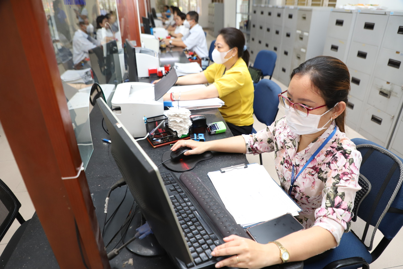 Cán bộ, công chức phường Bình Thạnh xử lý công việc trong sáng thứ 7. Ảnh: Ngô Tùng