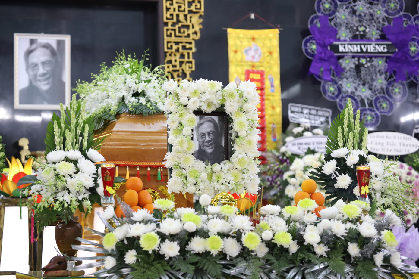 Tang lễ nhạc sĩ Lư Nhất Vũ diễn ra trang trọng, trong không gian vang vọng những lời ca tiếng hát của ca khúc để đời của ông, nhạc phẩm Bài ca đất phương Nam. Ảnh: Ngô Tùng.