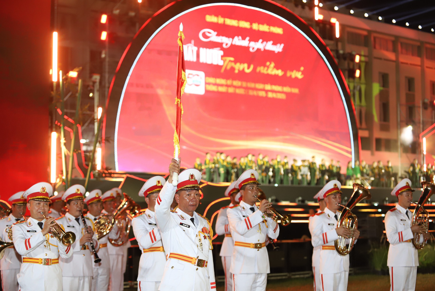 Tối 20/4, tại Hội trường Thống Nhất (TPHCM) đã diễn ra chương trình nghệ thuật Đất nước trọn niềm vui, nhân kỷ niệm 50 năm Ngày Giải phóng miền Nam, thống nhất đất nước (30/4/1975-30/4/2025). Chương trình do Quân ủy Trung ương, Bộ Quốc phòng chỉ đạo, Tổng cục Chính trị Quân đội nhân dân Việt Nam chỉ đạo nội dung, nghệ thuật, Cục Tuyên huấn tổ chức thực hiện, Quân khu 7 chủ trì phối hợp thực hiện. Ảnh: Ngô Tùng.