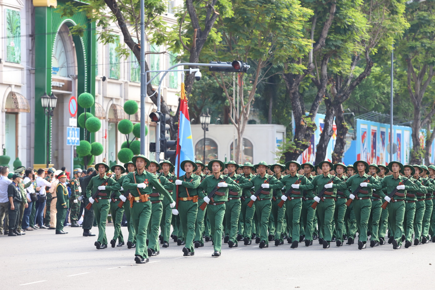 Khối chiến sĩ Giải phóng quân và khối sĩ quan hậu cần - kỹ thuật.