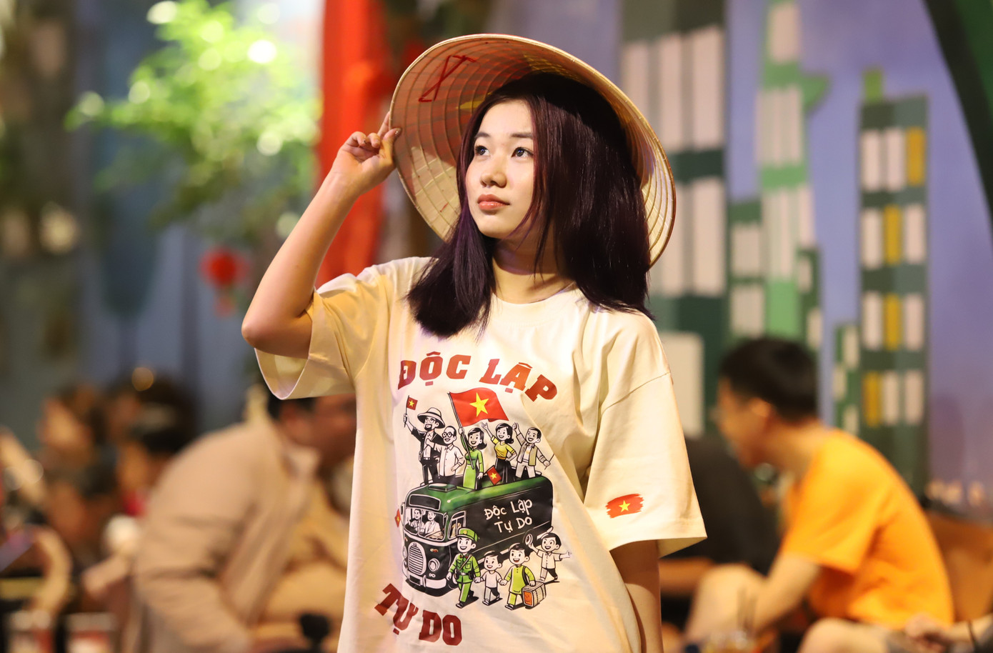 Một thiếu nữ mang chiếc áo hot trend của mùa lễ 30/4 năm nay để chụp ảnh trước thềm đại lễ. Một thiếu nữ mang chiếc áo hot trend của mùa lễ 30/4 năm nay để chụp ảnh trước thềm đại lễ.