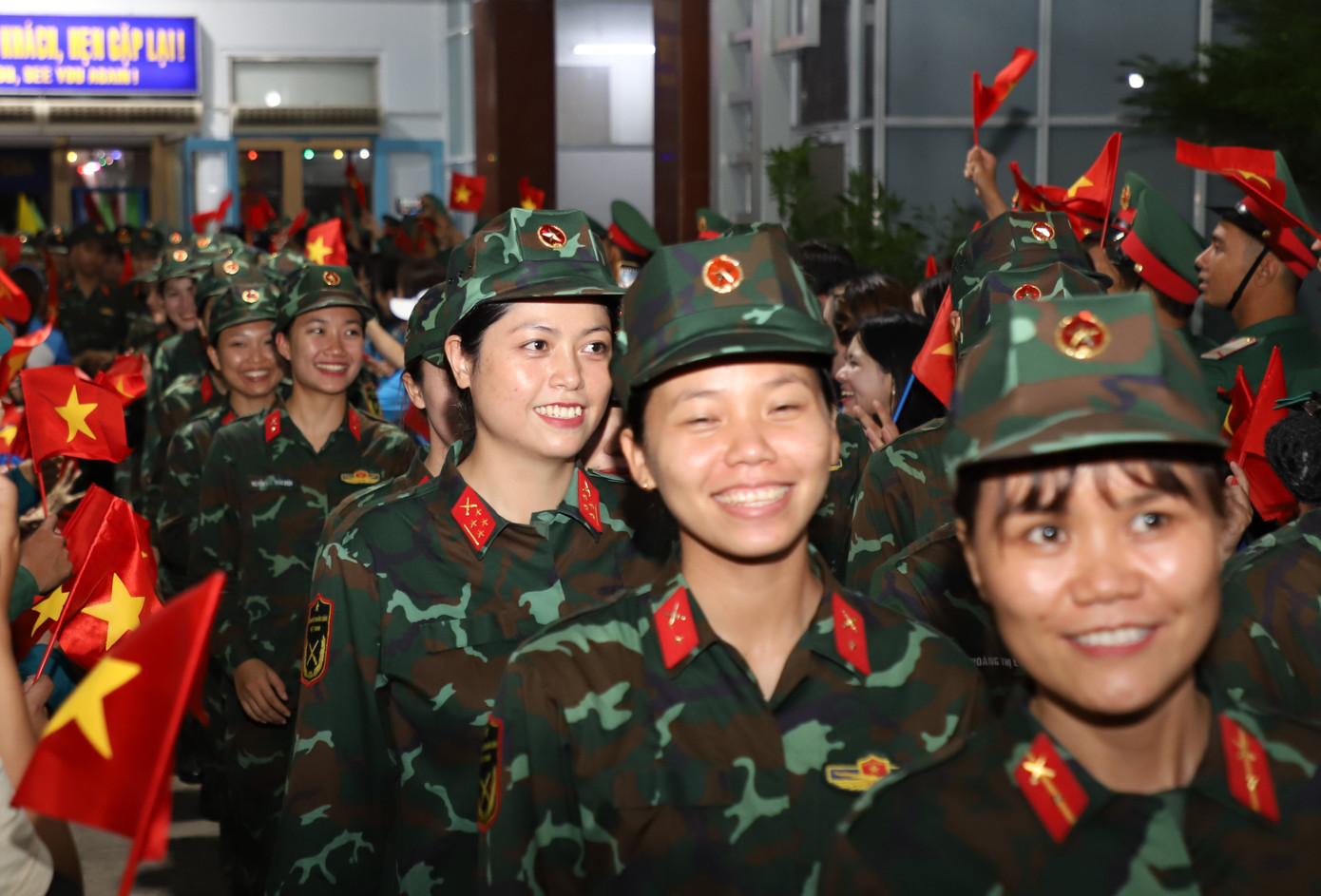 Các cô gái thuộc khối Nữ chiến sĩ Biệt động cùng lên đường làm nhiệm vụ.