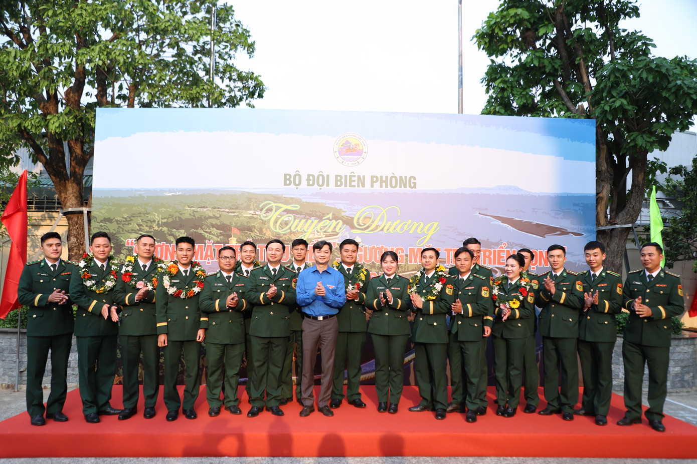 Bí thư Trung ương Đoàn Nguyễn Minh Triết cùng các gương điển hình. Ảnh: Ngô Tùng Bí thư Trung ương Đoàn Nguyễn Minh Triết cùng các gương điển hình. Ảnh: Ngô Tùng