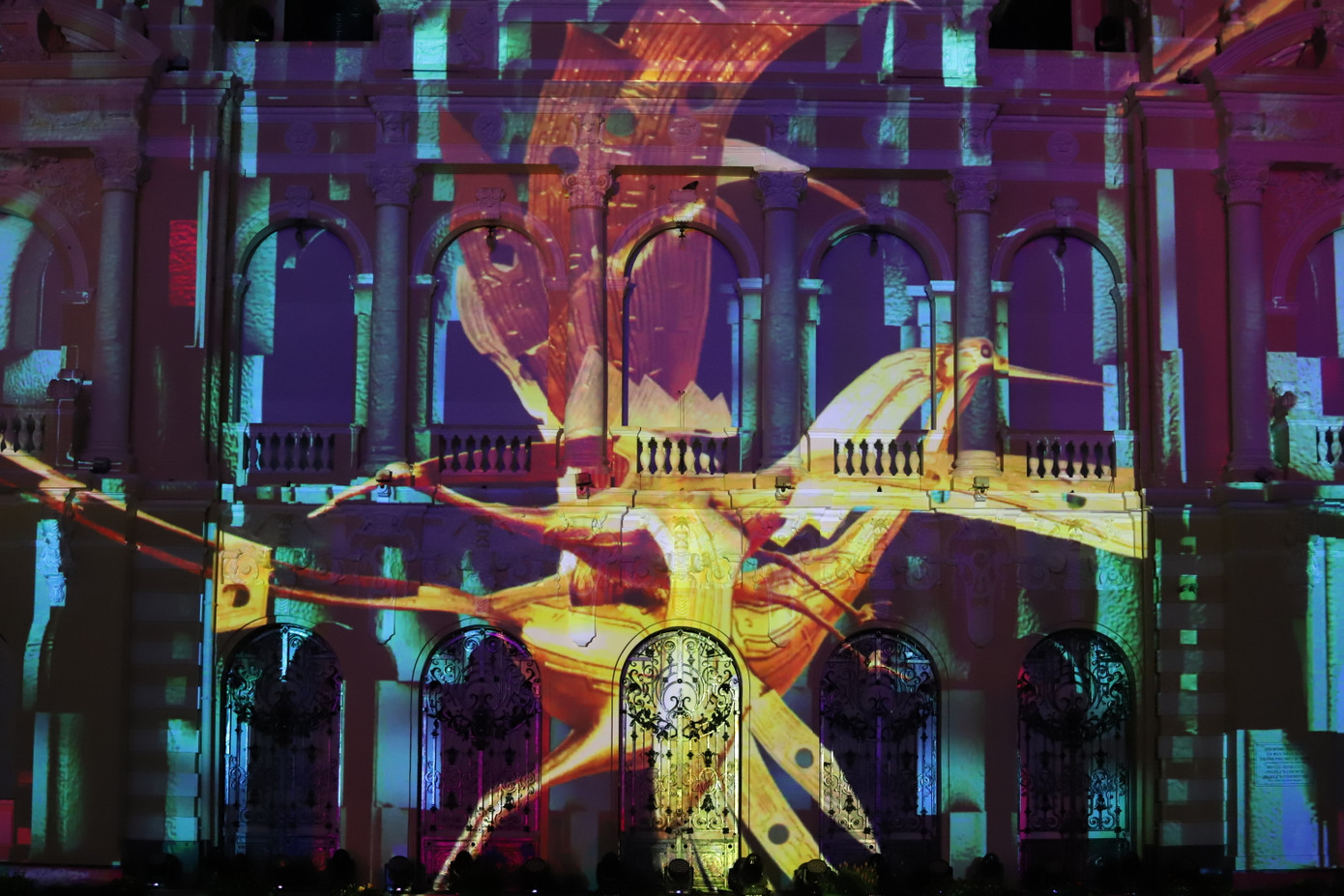 Biểu tượng ngàn đời của dân tộc ta - trống đồng Đông Sơn, chim Lạc. Biểu tượng ngàn đời của dân tộc ta - trống đồng Đông Sơn, chim Lạc.