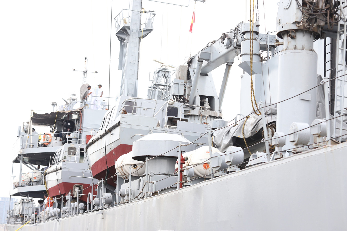 Tàu INS Darshak có chiều dài tổng thể là 85,77m, rộng 12,85m và lượng giãn nước là 2.100 tấn. Tàu INS Darshak có chiều dài tổng thể là 85,77m, rộng 12,85m và lượng giãn nước là 2.100 tấn.