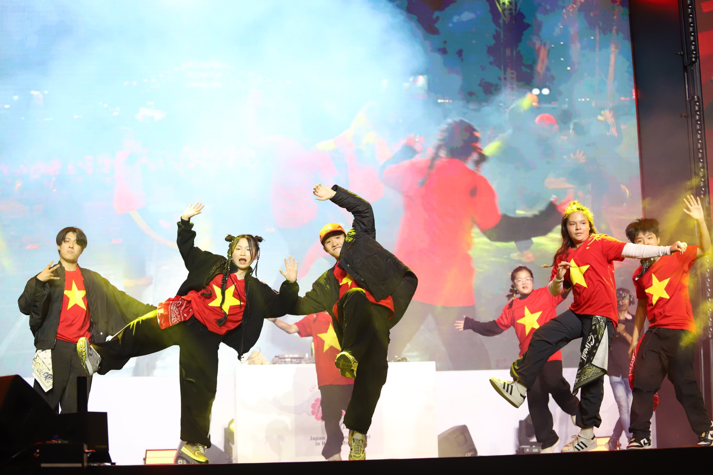 Nhóm nhảy Kids cũng góp vào không khí bùng cháy với những bài nhảy ấn tượng, sinh động.