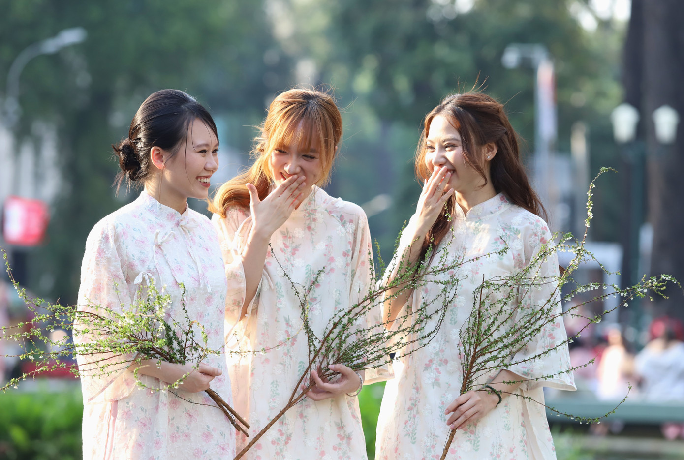 Các thiếu nữ khoe nét tươi trẻ, rạng ngời trong nắng xuân Sài thành.