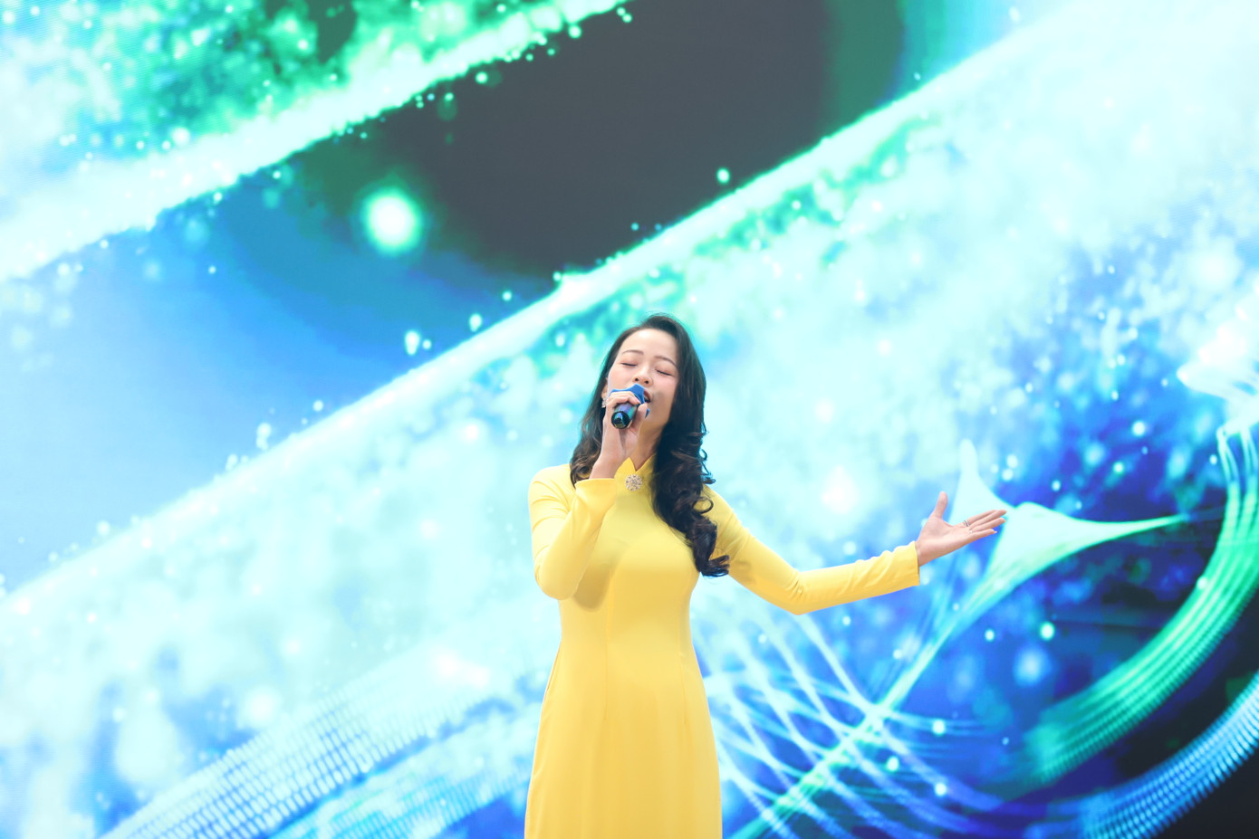 Các bạn trẻ góp giọng đầy say mê, cảm hứng. Các bạn trẻ góp giọng đầy say mê, cảm hứng.