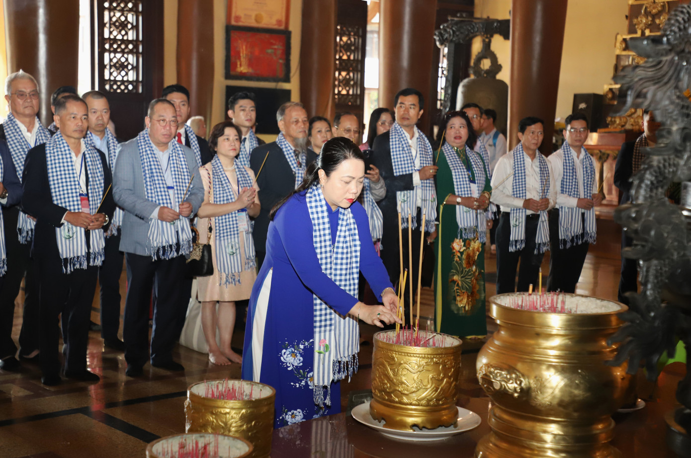 Đoàn đại biểu kiều bào dâng hương tưởng niệm Chủ tịch Hồ Chí Minh và các Anh hùng liệt sĩ tại Đền Tưởng niệm Bến Dược, huyện Củ Chi. Đoàn đại biểu kiều bào dâng hương tưởng niệm Chủ tịch Hồ Chí Minh và các Anh hùng liệt sĩ tại Đền Tưởng niệm Bến Dược, huyện Củ Chi.